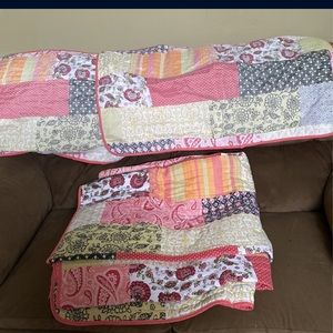 Cute bed spread  for a queen bed comes with pillows cases